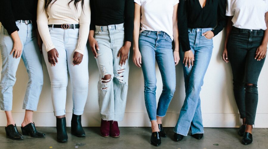 We can see six figures of women from the torso down, all wearing jeans and boots, all different at the same time.